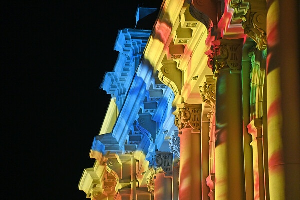 Сотни одесситов вышли полюбоваться световыми картинами на памятниках архитектуры (фото, видео) фото 13