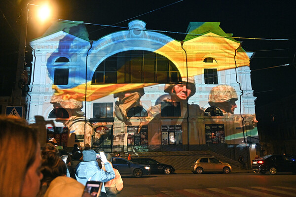 Сотни одесситов вышли полюбоваться световыми картинами на памятниках архитектуры (фото, видео) фото 23