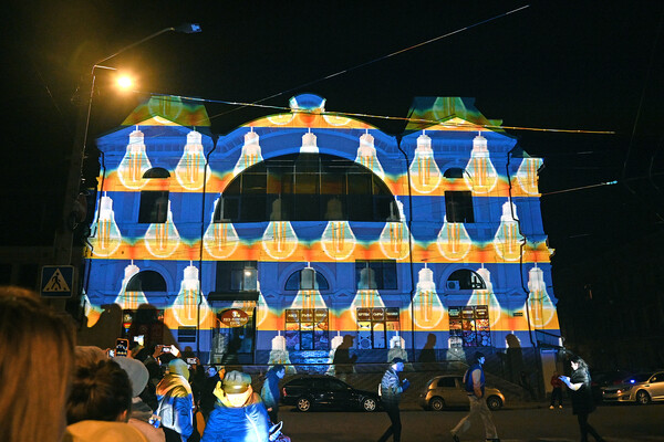 Сотни одесситов вышли полюбоваться световыми картинами на памятниках архитектуры (фото, видео) фото 25