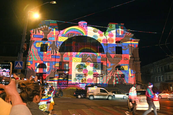 Сотни одесситов вышли полюбоваться световыми картинами на памятниках архитектуры (фото, видео) фото 30