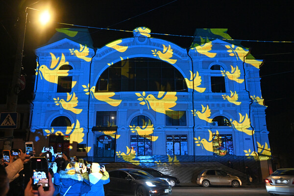 Сотни одесситов вышли полюбоваться световыми картинами на памятниках архитектуры (фото, видео) фото 31