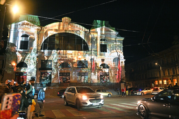 Сотни одесситов вышли полюбоваться световыми картинами на памятниках архитектуры (фото, видео) фото 34