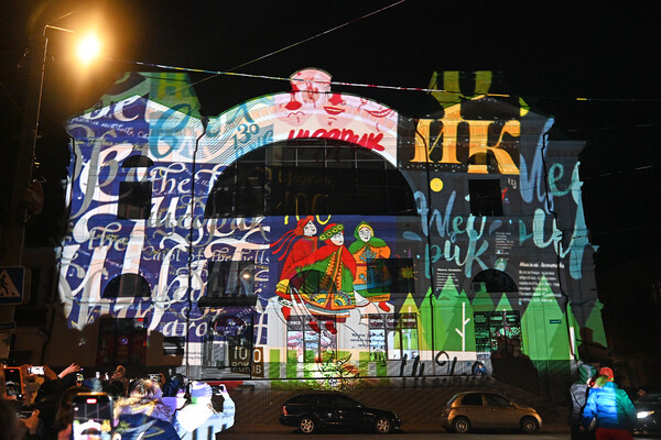 Сотни одесситов вышли полюбоваться световыми картинами на памятниках архитектуры (фото, видео) фото 40