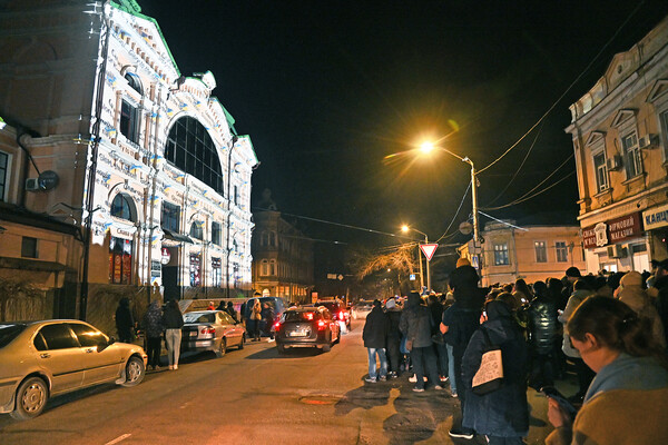 Сотни одесситов вышли полюбоваться световыми картинами на памятниках архитектуры (фото, видео) фото 43