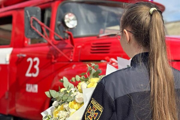 Романтика: в Одесской области спасатель сделал предложение любимой в пожарной части фото