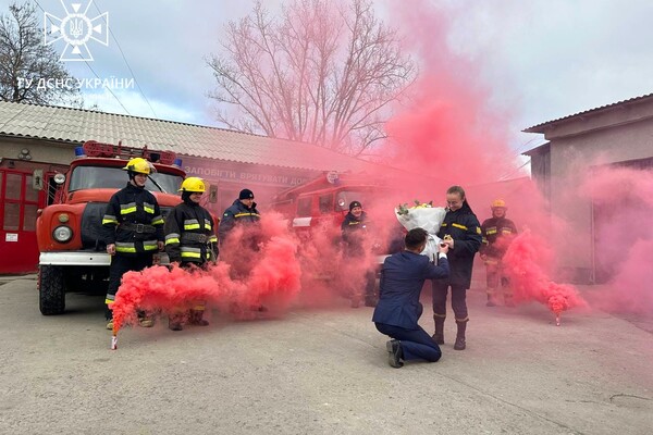 Романтика: в Одесской области спасатель сделал предложение любимой в пожарной части фото 1