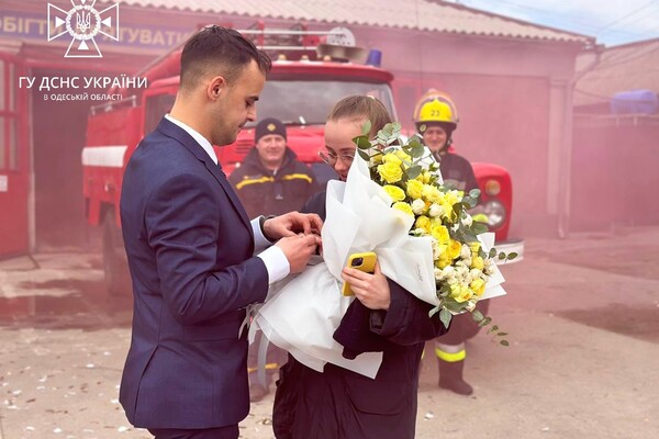 Романтика: в Одесской области спасатель сделал предложение любимой в пожарной части фото 2