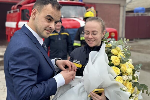 Романтика: в Одесской области спасатель сделал предложение любимой в пожарной части фото 3
