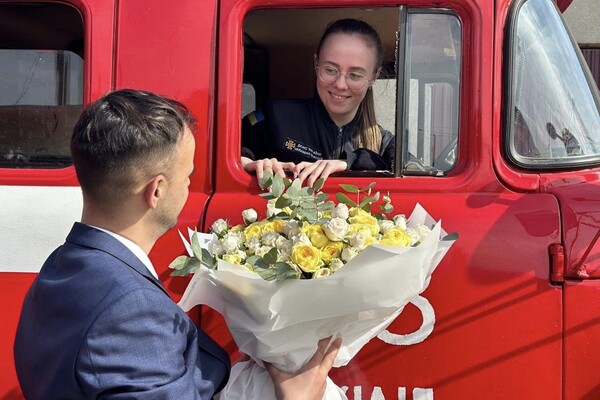 Романтика: в Одесской области спасатель сделал предложение любимой в пожарной части фото 4