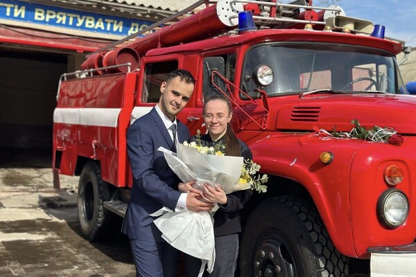 Романтика: в Одесской области спасатель сделал предложение любимой в пожарной части фото 5