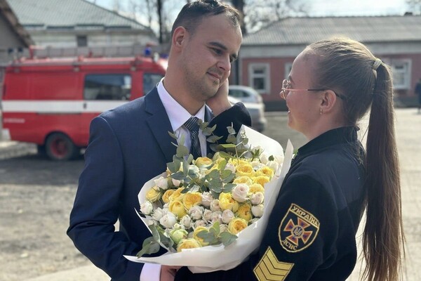 Романтика: в Одесской области спасатель сделал предложение любимой в пожарной части фото 6