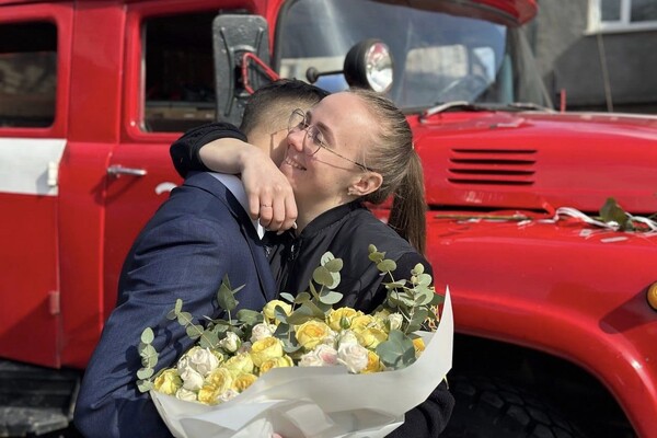 Романтика: в Одесской области спасатель сделал предложение любимой в пожарной части фото 7