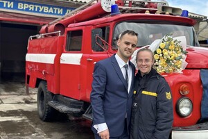Романтика: на Одещині рятувальник зробив пропозицію коханої у пожежній частині фото 8