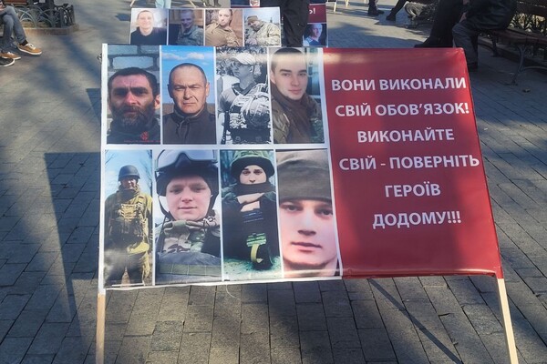 В Горсаду Одессы проходит акция в поддержку пленных защитников Мариуполя: фотоотчет фото
