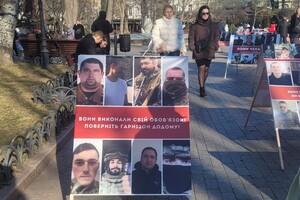 В Горсаду Одессы проходит акция в поддержку пленных защитников Мариуполя: фотоотчет фото 1