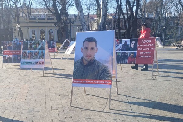 В Горсаду Одессы проходит акция в поддержку пленных защитников Мариуполя: фотоотчет фото 2