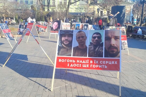 В Горсаду Одессы проходит акция в поддержку пленных защитников Мариуполя: фотоотчет фото 3