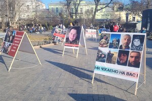 В Горсаду Одессы проходит акция в поддержку пленных защитников Мариуполя: фотоотчет фото 4