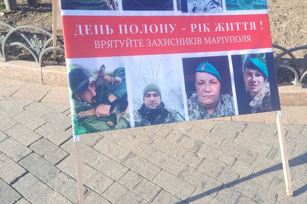 В Горсаду Одессы проходит акция в поддержку пленных защитников Мариуполя: фотоотчет фото 7