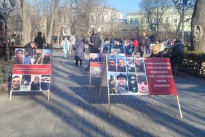 В Горсаду Одессы проходит акция в поддержку пленных защитников Мариуполя: фотоотчет фото 8