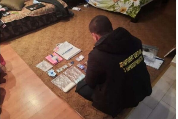 Пыталась сбыть почти килограмм психотропов: в Одессе задержали девушку-наркодилера  фото 5