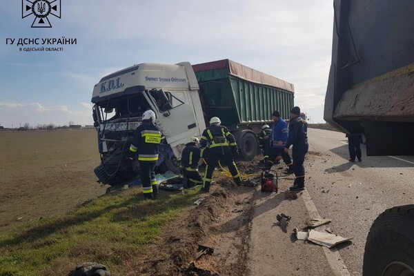 За сутки одесские спасатели два раза доставали людей из машин после ДТП: один человек погиб фото