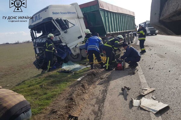 За добу одеські рятувальники двічі діставали людей із машин після ДТП: одна людина загинула фото 2