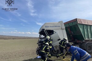 За добу одеські рятувальники двічі діставали людей із машин після ДТП: одна людина загинула фото 3