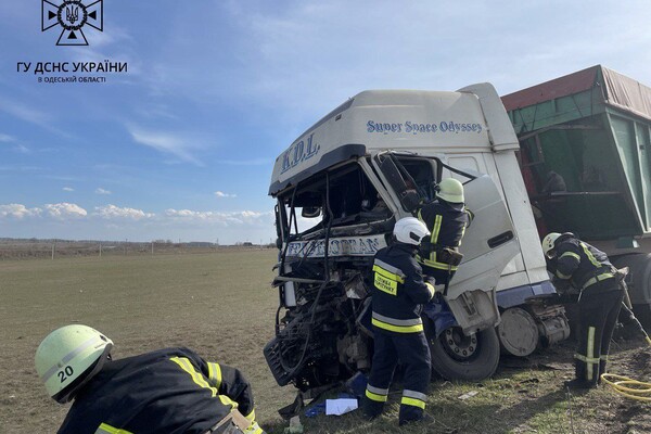 За сутки одесские спасатели два раза доставали людей из машин после ДТП: один человек погиб фото 4