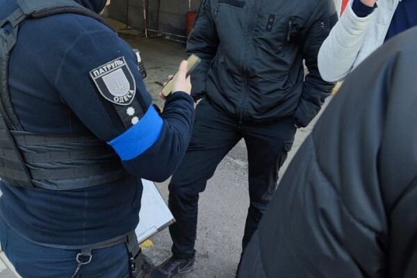 В Одесі затримали чоловіка, який прикидався патрульним та тероризував продавця фото 1