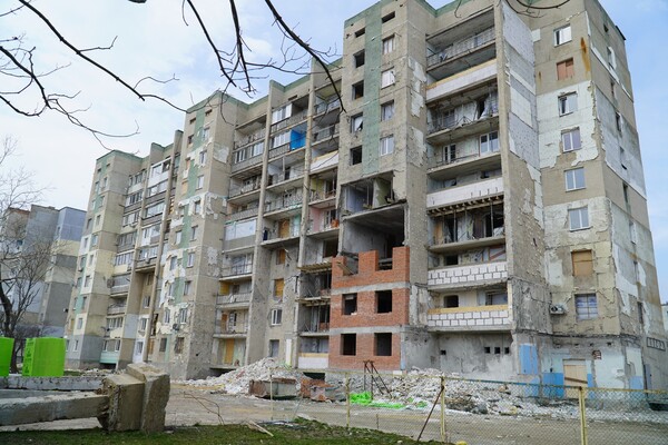 Глава Одесской ОВА недоволен ремонтом пострадавшей от обстрела многоэтажки в Сергеевке: причина фото 3