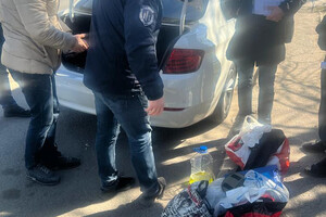 Ждали у почты: в Одесской области полицейские вымогали 10 000 долларов у наркоторговцев фото 1
