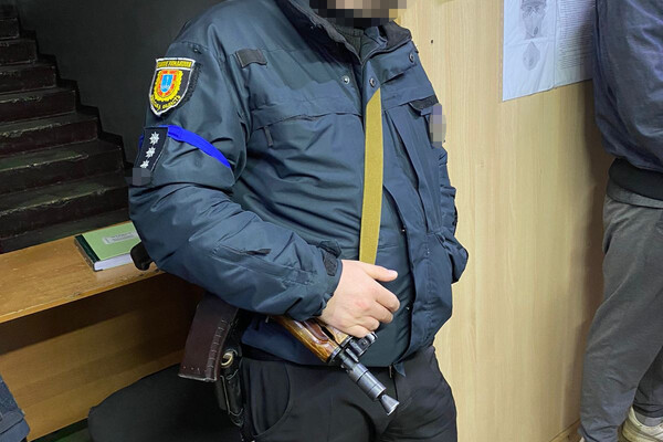 Ждали у почты: в Одесской области полицейские вымогали 10 000 долларов у наркоторговцев фото 3