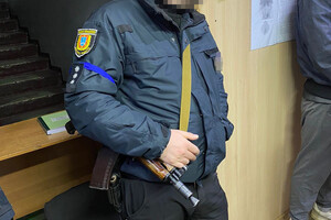Чекали біля пошти: на Одещині поліцейські вимагали 10 000 доларів у наркоторговцев фото 3