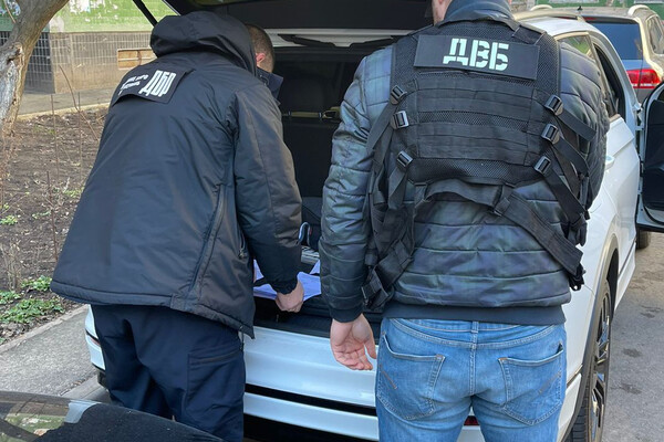 Чекали біля пошти: на Одещині поліцейські вимагали 10 000 доларів у наркоторговцев фото 5