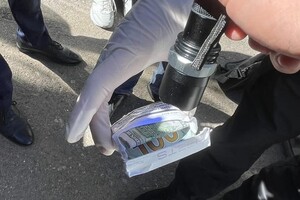 СБУ задержала инспектора Одесской таможни за систематические взятки фото
