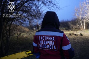 На Одещині шість годин намагалися врятувати чоловіка, який застряг у колодязі: він загинув фото 1
