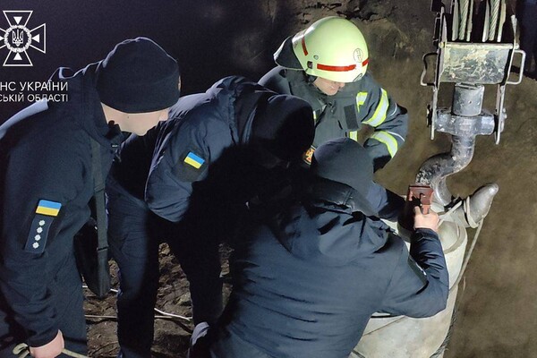 На Одещині шість годин намагалися врятувати чоловіка, який застряг у колодязі: він загинув фото 2