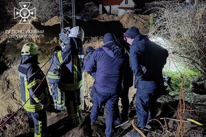 На Одещині шість годин намагалися врятувати чоловіка, який застряг у колодязі: він загинув фото 11