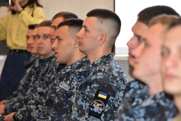 В Одесі відбувся випуск офіцерів Морської академії: випускників привітав Президент України фото 3