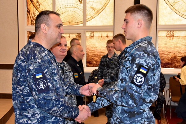 В Одессе состоялся выпуск офицеров Морской академии: выпускников поздравил Президент Украины фото 11