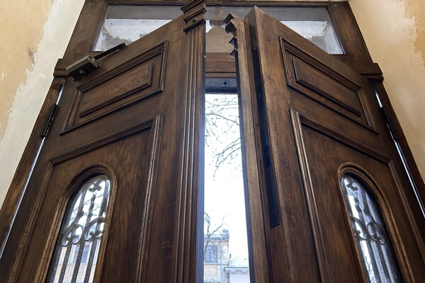 Одесситы сами восстановили старинную дверь в доме Фельдмана фото 10