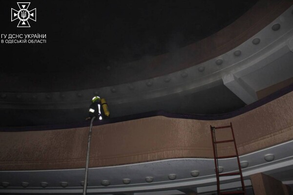 В Одессе горел Украинский театр: пожар тушили 66 спасателей (фото, видео) фото