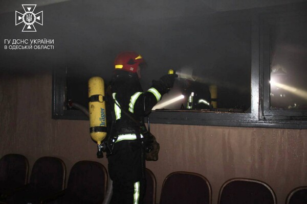 В Одессе горел Украинский театр: пожар тушили 66 спасателей (фото, видео) фото 3