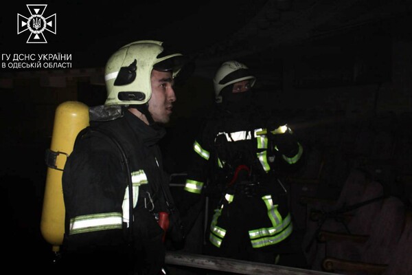 В Одессе горел Украинский театр: пожар тушили 66 спасателей (фото, видео) фото 4