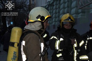 В Одесі горів Український театр: пожежу гасили 66 рятувальників (фото, відео) фото 5