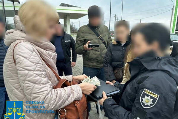 В Одессе двух чиновников Регистра судоходства задержали на взятке фото 1