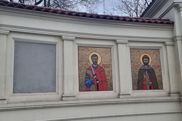 В Одессе стену за постаментом памятника Суворову завесили баннером против РПЦ фото 6