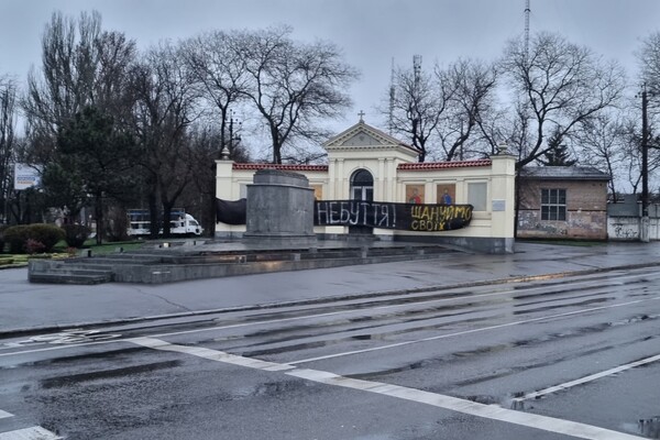 В Одессе стену за постаментом памятника Суворову завесили баннером против РПЦ фото 9
