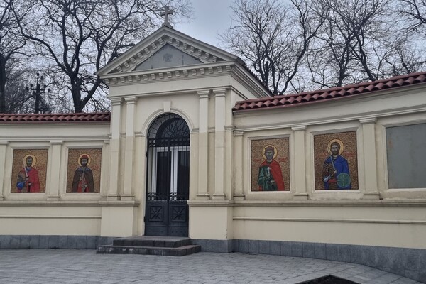 В Одесі стіну за постаментом пам'ятника Суворову завісили банером проти РПЦ фото 11